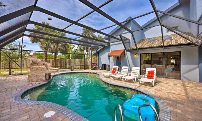 Palm Harbor Casa | Lovely Palm Coast Retreat with Outdoor Kitchen