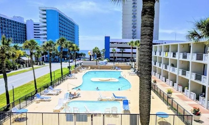 Myrtle Beach Apartamento | Lovely Pool Front Studio