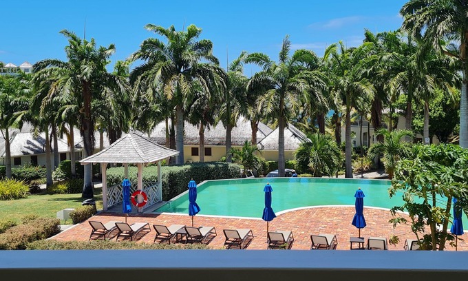 Freetown Apartamento | Lovely Pool-side 1-Bedroom Suite with Beach Access