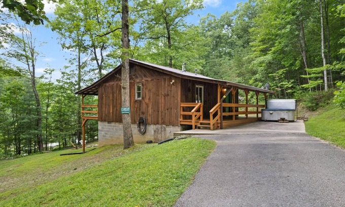 Rogers Cabina | Lovely, Quaint, Hot Tub Cabin, fiber optic Wi-Fi, on pond with fabulous view!