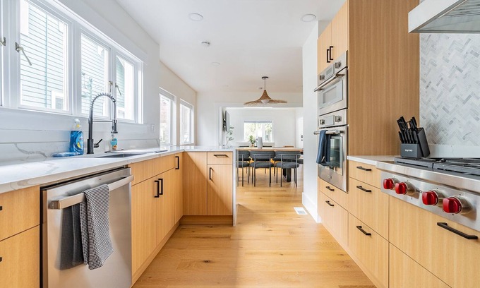 East Queen Anne Casa | Lovely Queen Anne Charmer 7B/4B 30day Corp Rental