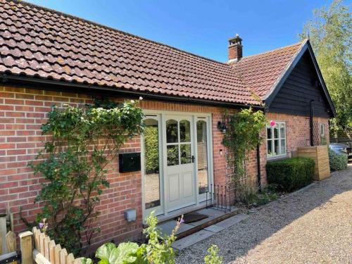 Cley next the Sea Casa | Lovely quiet cottage Sleeps 4 adults, 4 children, Dog Friendly