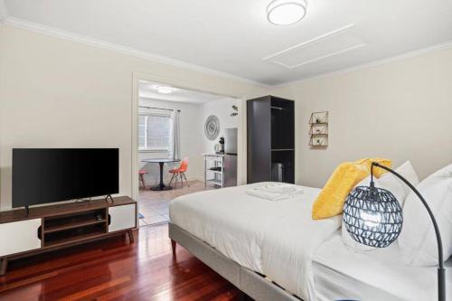 Broadmoor Casa | Lovely Relaxing Private Studio Near Westlake
