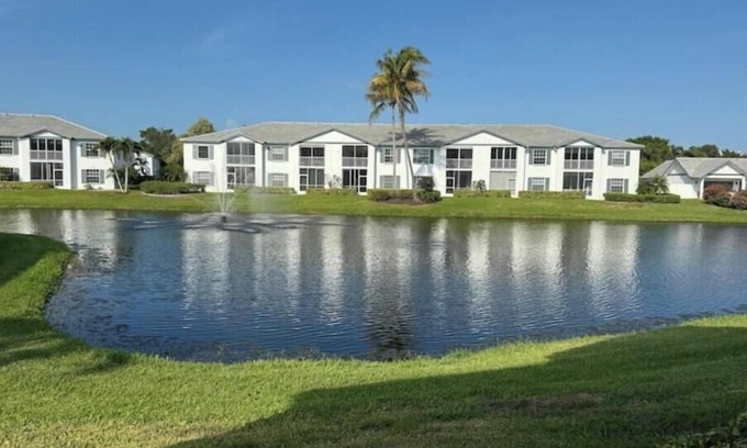 Pelican Bay Condominio | Lovely & relaxing summer condo with lake view-Pelican Bay