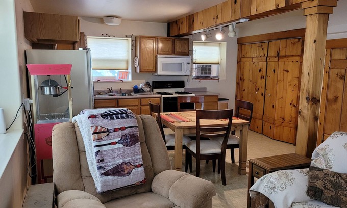 Crawford Condominio | Lovely Retreat Center Condo with 2 beds. Animal Friendly