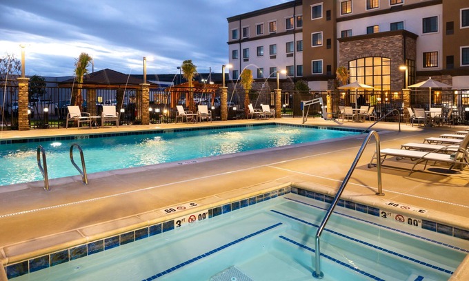 St. George Condominio | Lovely Retreat! King Suite with Access to Free Breakfast + Pool & Hot Tub. Quick Drive to Dixie State University!