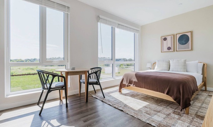 Revere Apartamento | Lovely Revere Studio w/ Courtyard, Game Room, W/D, A/C, by Blueground