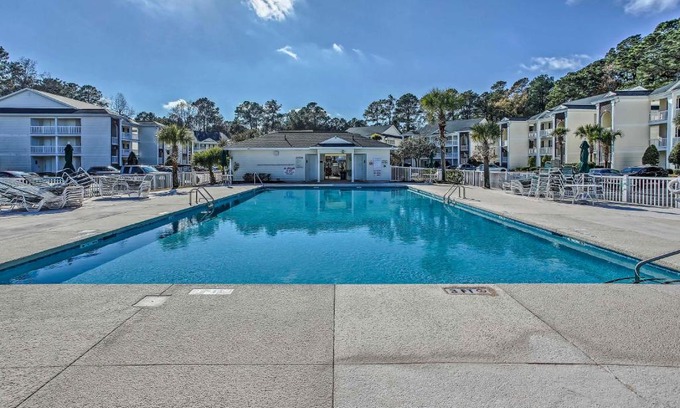 Carolina Forest Apartamento | Lovely River Oaks Condo with Resort Amenities!