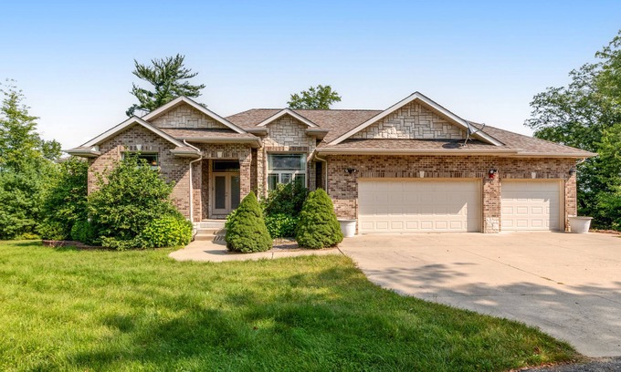 Lyndon Station Casa | Lovely river-view retreat with big yard, deck, & patio - dog-friendly