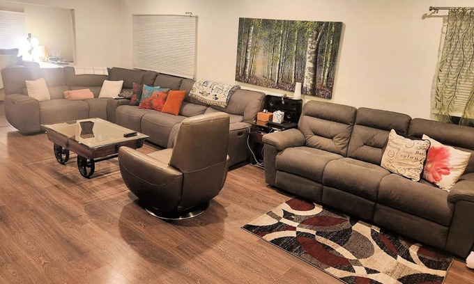 North of Montana Casa | Lovely Santa Monica Home Sleeps 10