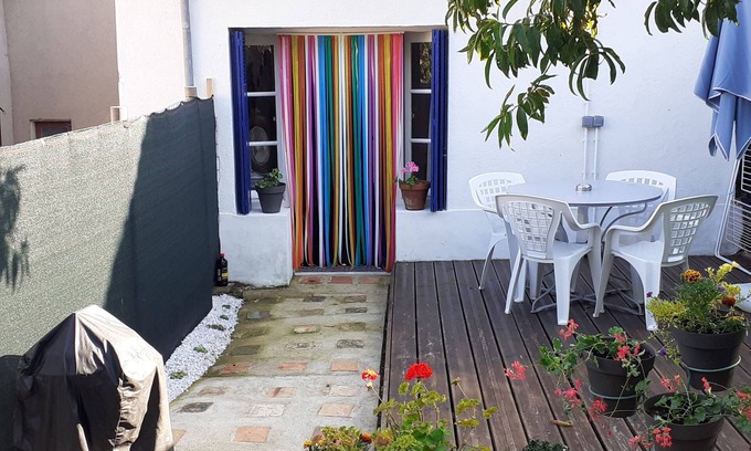 L'Isle-Jourdain Casa | Lovely self contained three bedroom house with private garden.