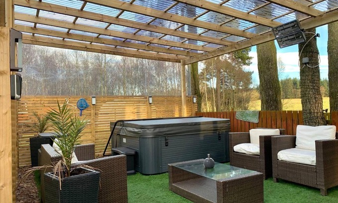 Lanark Cabina | Lovely Semi-rural Caravan & Hot Tub - Sleeps Fam 6
