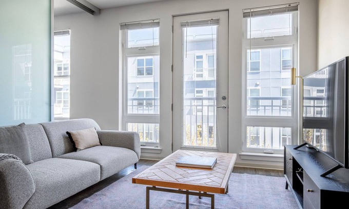 Assembly Square Apartamento | Lovely Somerville 1BR w/ W/D, Gym & Roof, nr Assembly T, by Blueground