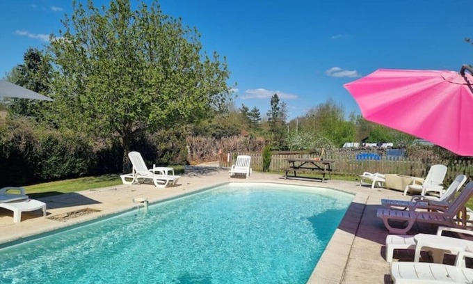 Paizay-le-Tort Cabaña | Lovely & Spacious 8-Person Gite with Private Hot Tub & Shared Swimming Pool