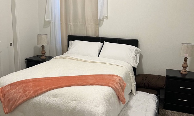 Rio Rancho Casa | Lovely spacious home, king size bed, fast speed Wi-Fi, large TVs in all rooms