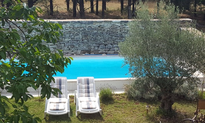 Bale Villa | Hogar de Sloboda (Libertad) - villa de piedra con piscina y sauna