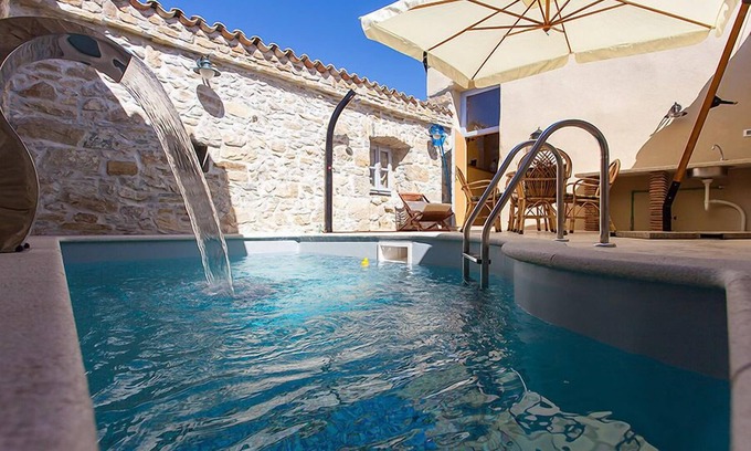 Krbune Casa | Preciosa casa de piedra con piscina privada y ducha exterior