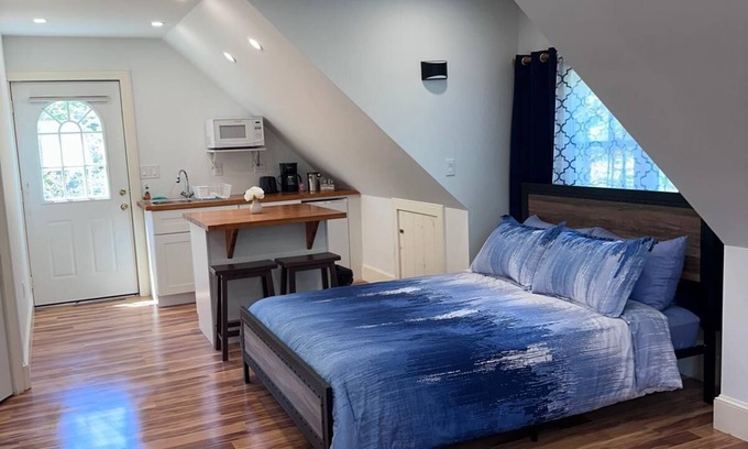 Vineyard Haven Condominio | Lovely studio above garage