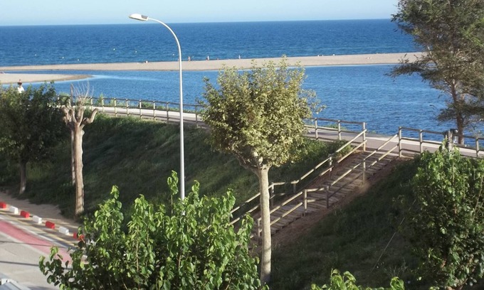 Empuriabrava Apartamento | Bonita cabaña de estudio para 4 personas junto al mar.