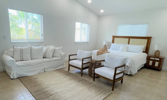 Alice Town Condominio | Lovely Studio steps from the beach. Optional golf car rent