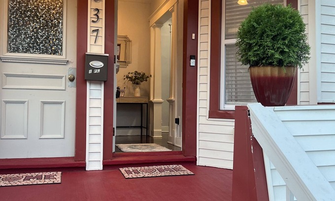Schenectady Casa | Lovely Three bedroom home and backyard