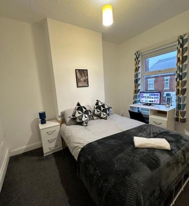 Coventry Apartamento | Lovely Town house Room 2