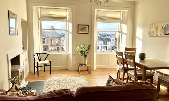 Melrose Casa | Brillantemente posicionado Townhouse con vistas a la Plaza del Mercado, histórica Melrose