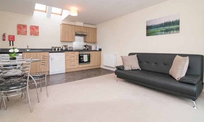 Bilston Casa | Lovely two bed house with parking