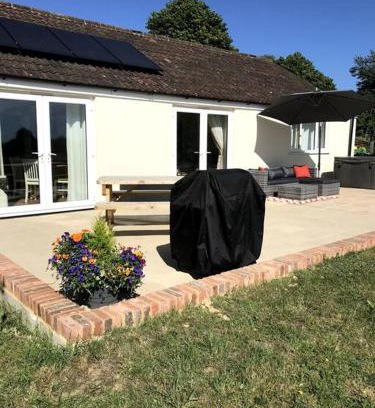Blackford Casa | Lovely two bedroom bungalow with hot tub
