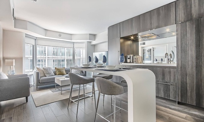 Bloor-Yorkville Apartamento | Lovely Two Bedroom, Two Bathroom Condo in Heart of Yorkville