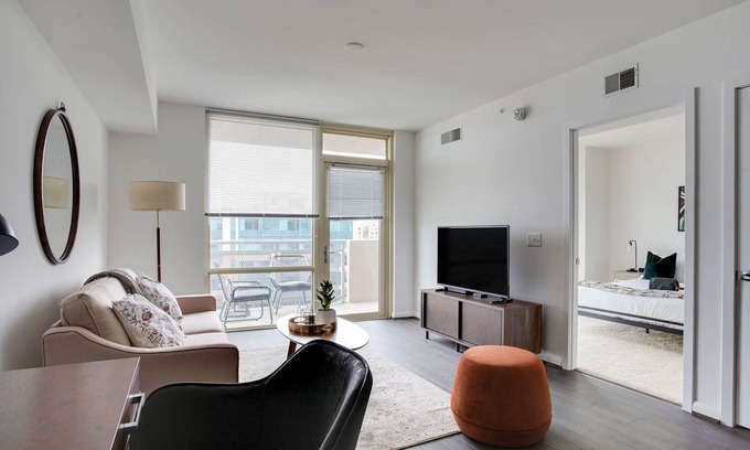 McLean Apartamento | Lovely Tysons Corner 1BR w/ Concierge & W/D, nr Bars, by Blueground