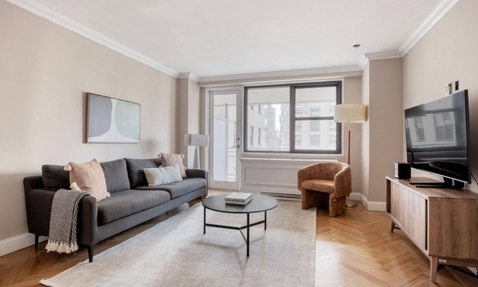 Upper East Side Apartamento | Lovely UES 1BR w/ Doorman & Gym, nr Whole Foods, by Blueground