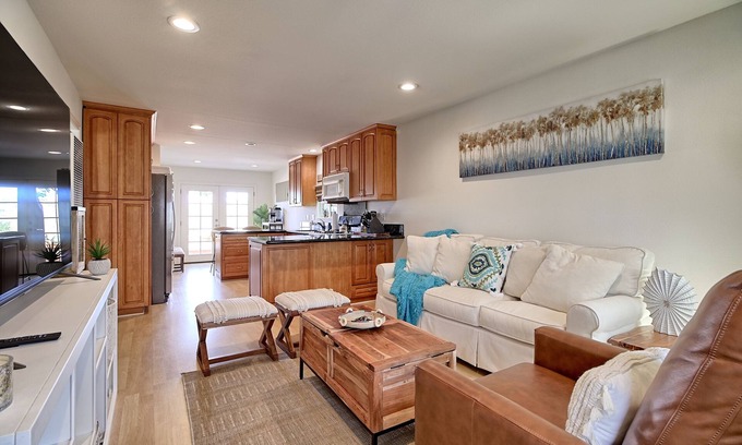 Oxnard Shores Casa | Lovely vacation home - 10-min walk to the beach!