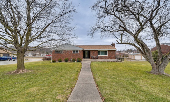 Bakerstown Casa | Lovely Valencia Home w/ Yard & Private Pool!