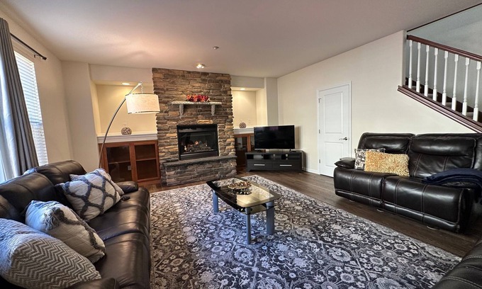 Renton Casa | Lovely Villa: Master en-suite and fireplace
