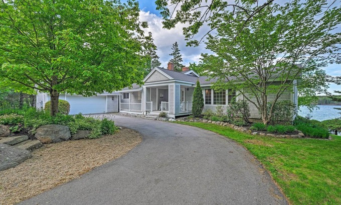 Owls Head Casa | Lovely Waterfront Owls Head Home w/ Own Beach