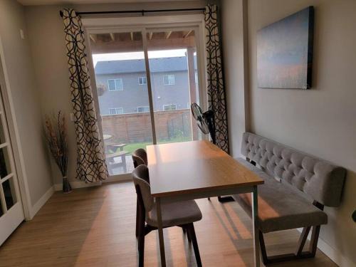Northwest Calgary Apartamento | Lovelyn's hub 2