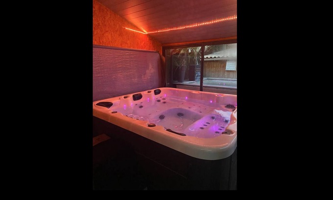 Floirac Casa | Lovers around a SPA