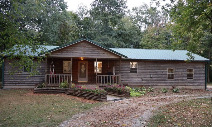 Pittsfield Cabina | Lovers’ Lakeside Love Nest Cozy Retreat on Pittsfields Serene Lake.