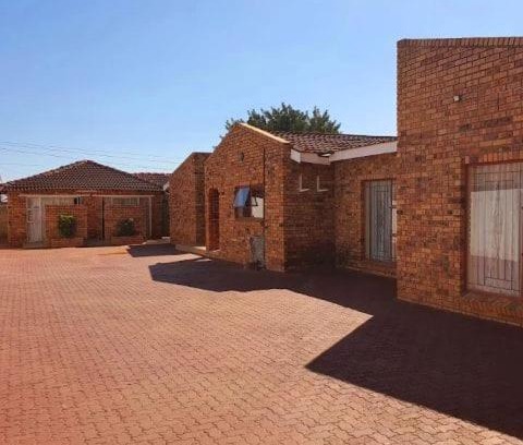 Kareeberg Casa | Lovers Way Guest House In Mafikeng