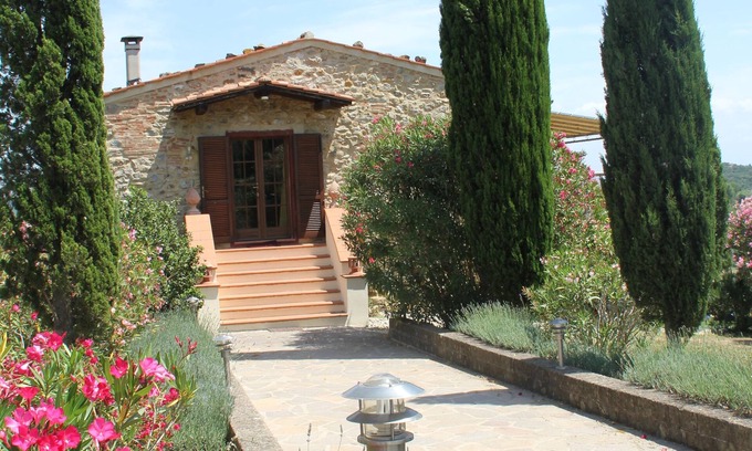 Caldana Casa | Lovingly renovated country house in the olive grove with large panoramic pool, air conditioning