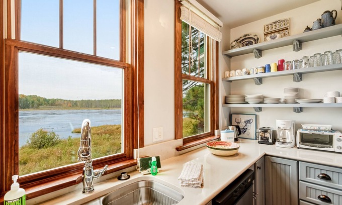 Presque Isle Casa | ¡Casa histórica restaurada con amor en 160 acres con sala de juegos y muelle!