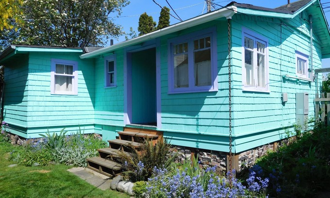 Fairmount Park Cabaña | Cottage independiente cariñosamente actualizada en el vecindario peatonal del oeste de Seattle