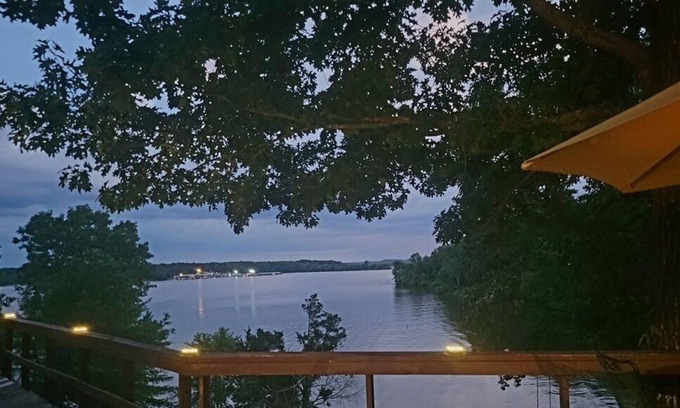 Camden Condominio | Low April nightly rate. sleeps 4 with boat dock on TN River/KY Lake