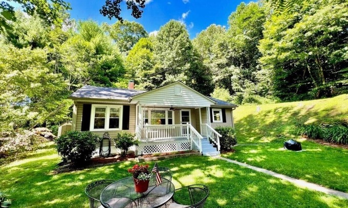 Lansing Cabaña | LOW JUNE RATES! Cozy Cottage with private setting in Lansing, NC