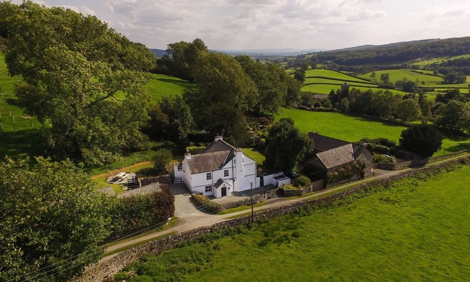 Crosthwaite Cabaña | LOW CARTMELL FOLD, pet friendly, character holiday cottage in Kendal