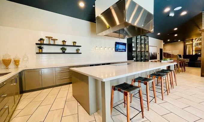 Orem North Apartamento | Chic Canvas Suites