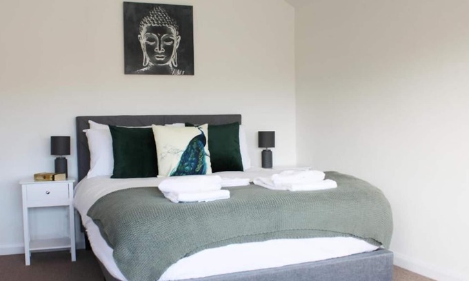 Woodley Casa | Low Cost, Fully Sanitised 4 Bed & Parking