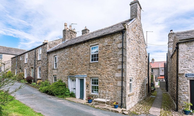 Reeth Cabaña | Low Cottage, a dog friendly holiday home for up to four people in the pretty village of Reeth.