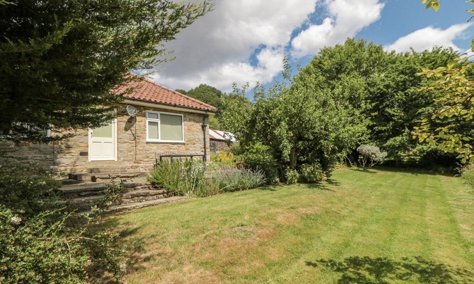 Hartoft Cabaña | LOW MUFFLES BRIDGE, family friendly, with open fire in Pickering